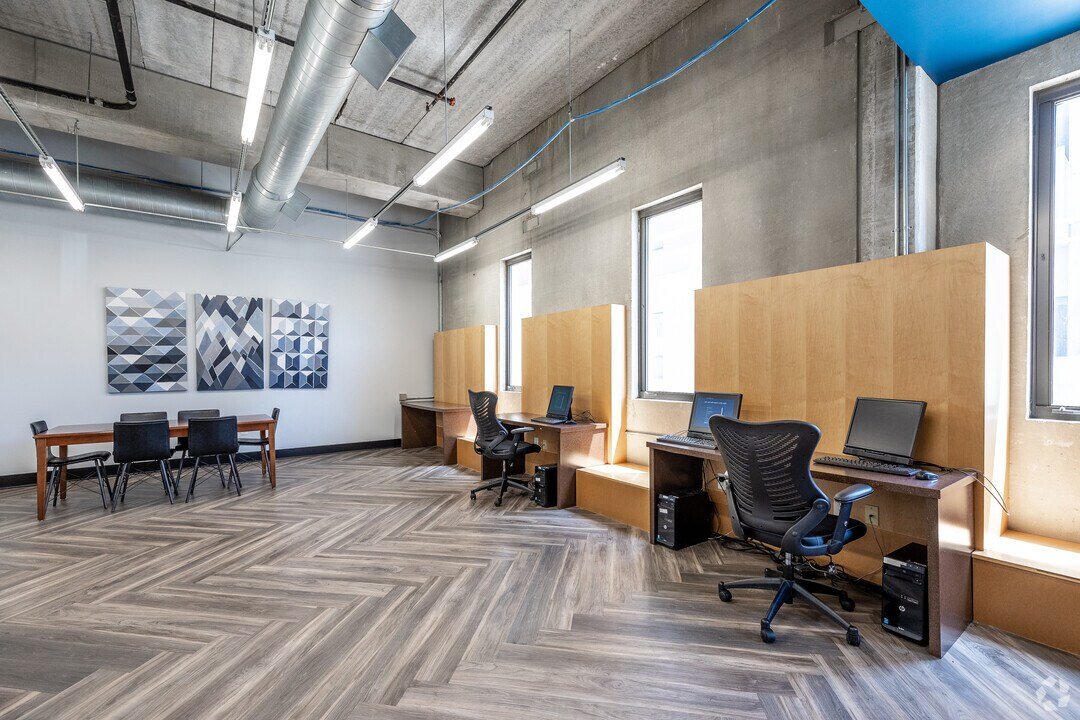 Business center with desks and computers at Court & Marketplace
